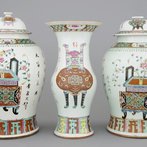 Een set van drie Chinese famille rose vazen, 19e eeuw — foto 3