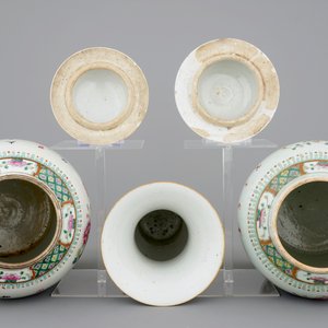 Een set van drie Chinese famille rose vazen, 19e eeuw — foto 5