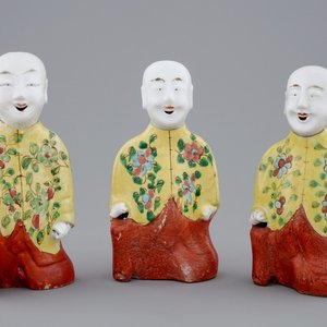 Een set van drie Chinese porseleinen geknielde jongens, 19e eeuw — foto 1