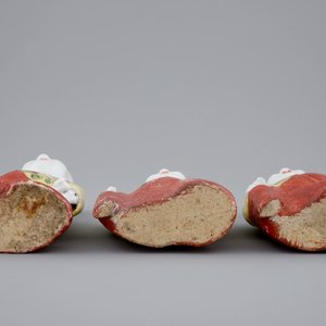 Een set van drie Chinese porseleinen geknielde jongens, 19e eeuw — foto 7