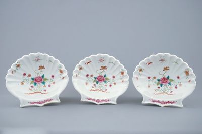 Een set van drie Chinese schelpvormige famille rose schotels, Qianlong, 18e eeuw