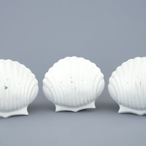 Een set van drie Chinese schelpvormige famille rose schotels, Qianlong, 18e eeuw — foto 2