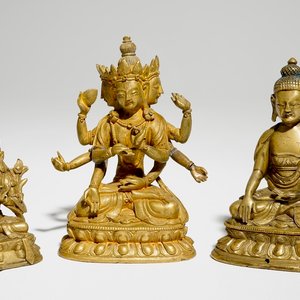 Een set van drie Chinese vergulde bronzen figuren van Tara en Boeddha, 18/19e eeuw — foto 1
