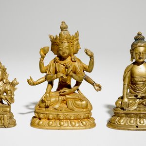 Een set van drie Chinese vergulde bronzen figuren van Tara en Boeddha, 18/19e eeuw — foto 2