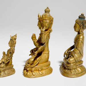 Een set van drie Chinese vergulde bronzen figuren van Tara en Boeddha, 18/19e eeuw — foto 3
