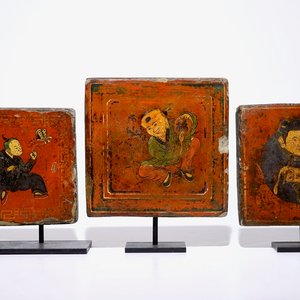 Een set van drie gelakte en beschilderde tegels, Tibet of Nepal, 19/20e eeuw — foto 1