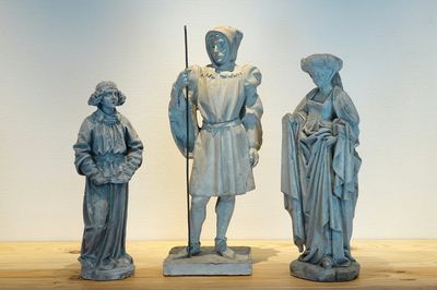 Een set van drie middeleeuwse plaasteren beelden, 19/20e eeuw, Brugge