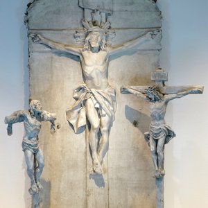 Een set van drie plaasteren crucifixen, 19/20e eeuw, Brugge — foto 1