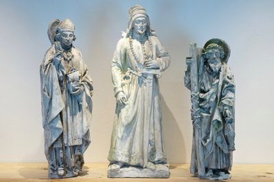 Een set van drie plaasteren figuren, 19/20e eeuw, Brugge
