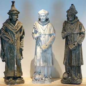 Een set van drie plaasteren kardinalen, 19/20e eeuw, Brugge — foto 1