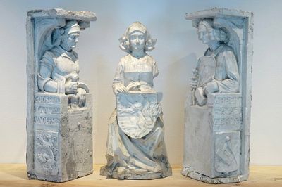 Een set van drie plaasteren Vlaamse heraldische figuren, 19/20e eeuw, Brugge