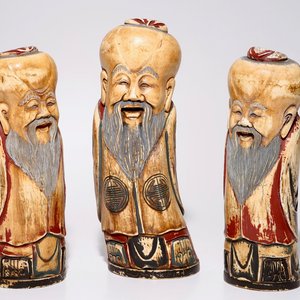 Een set van drie polychrome Chinese ivoren figuren van Shoulao, begin 20e eeuw — foto 1