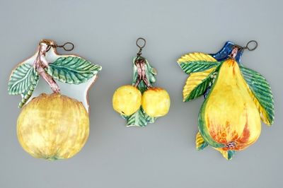 Een set van drie stukjes polychroom Delfts fruit, 19e eeuw