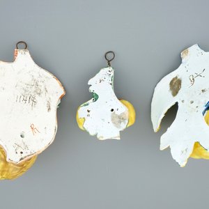 Een set van drie stukjes polychroom Delfts fruit, 19e eeuw — foto 2