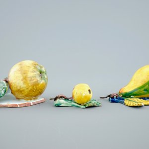 Een set van drie stukjes polychroom Delfts fruit, 19e eeuw — foto 3