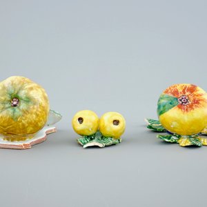 Een set van drie stukjes polychroom Delfts fruit, 19e eeuw — foto 4