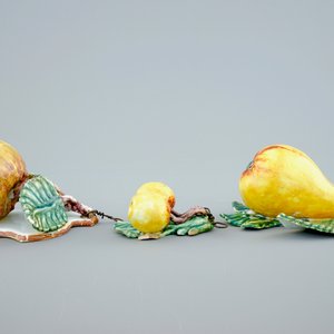 Een set van drie stukjes polychroom Delfts fruit, 19e eeuw — foto 5