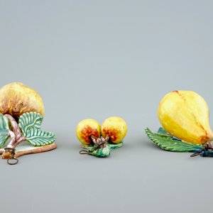 Een set van drie stukjes polychroom Delfts fruit, 19e eeuw — foto 6