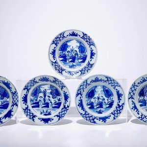 Een set van negen blauw-witte Delftse borden met een koppel in een landschap, 18e eeuw — foto 2