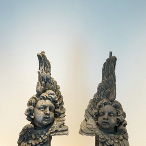 Een set van twee plaasteren engelen en pendant, 19/20e eeuw, Brugge — foto 1