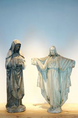 Een set van twee plaasteren figuren, één vrouwelijke heilige en één Christus, 19/20e eeuw, Brugge