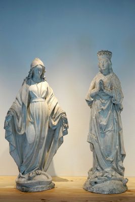 Een set van twee plaasteren vrouwelijke religieuze figuren, 19/20e eeuw, Brugge