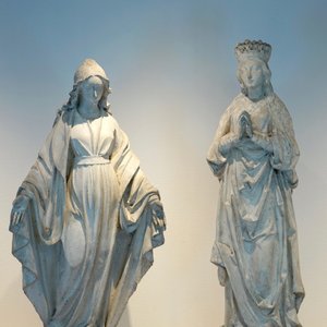 Een set van twee plaasteren vrouwelijke religieuze figuren, 19/20e eeuw, Brugge — foto 1