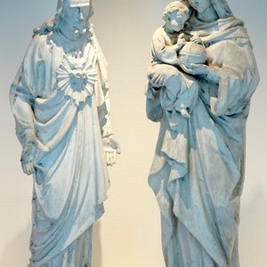 Een set van twee plaatsen beelden van Maria met kind en Christus met heilig hart, 19/20e eeuw, Brugge — foto 1