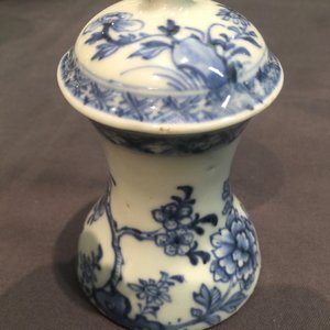 Een set van vier bodemloze Chinese blauw-witte stolpjes met floraal decor, Qianlong, 18e eeuw — foto 11