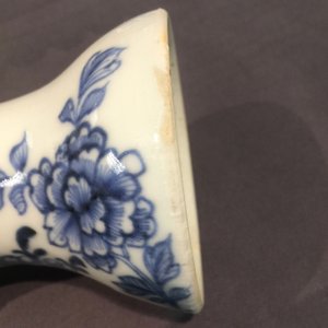 Een set van vier bodemloze Chinese blauw-witte stolpjes met floraal decor, Qianlong, 18e eeuw — foto 13