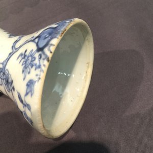 Een set van vier bodemloze Chinese blauw-witte stolpjes met floraal decor, Qianlong, 18e eeuw — foto 14