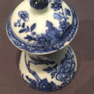 Een set van vier bodemloze Chinese blauw-witte stolpjes met floraal decor, Qianlong, 18e eeuw — foto 15