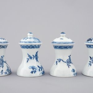 Een set van vier bodemloze Chinese blauw-witte stolpjes met floraal decor, Qianlong, 18e eeuw — foto 4