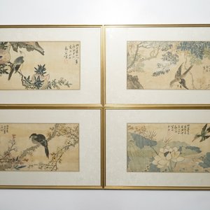 Een set van vier Chinese aquarellen van vogels bij bloesemtakken en kalligrafie, in kader, 19e eeuw — foto 6