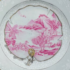 Een set van vier Chinese borden met bianco sopra bianco decor, Qianlong, 18e eeuw — foto 2