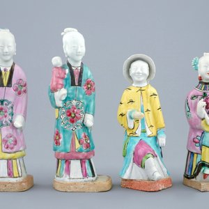 Een set van vier Chinese famille rose figuren, 18/19e eeuw — foto 2