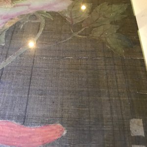 Een set van vier Chinese schilderijen van kostbaarheden en bloemen, in kader, 19e eeuw — foto 16