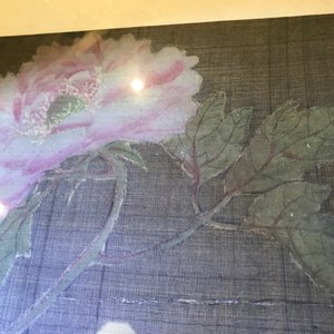 Een set van vier Chinese schilderijen van kostbaarheden en bloemen, in kader, 19e eeuw — foto 17