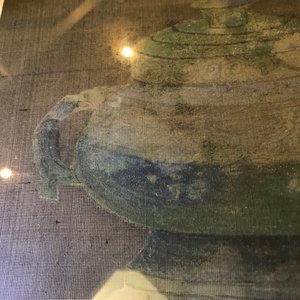 Een set van vier Chinese schilderijen van kostbaarheden en bloemen, in kader, 19e eeuw — foto 24