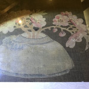 Een set van vier Chinese schilderijen van kostbaarheden en bloemen, in kader, 19e eeuw — foto 28