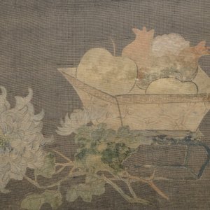 Een set van vier Chinese schilderijen van kostbaarheden en bloemen, in kader, 19e eeuw — foto 3