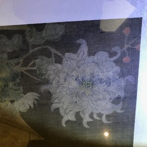 Een set van vier Chinese schilderijen van kostbaarheden en bloemen, in kader, 19e eeuw — foto 31