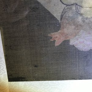 Een set van vier Chinese schilderijen van kostbaarheden en bloemen, in kader, 19e eeuw — foto 34