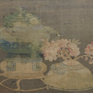 Een set van vier Chinese schilderijen van kostbaarheden en bloemen, in kader, 19e eeuw — foto 5