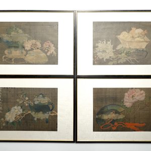 Een set van vier Chinese schilderijen van kostbaarheden en bloemen, in kader, 19e eeuw — foto 6