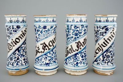 Een set van vier grote Spaanse blauw-witte albarelli, 18e eeuw
