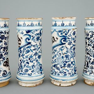 Een set van vier grote Spaanse blauw-witte albarelli, 18e eeuw — foto 3