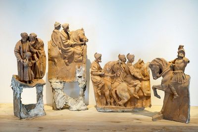 Een set van vier plaasteren figuren waaronder ruiters naar het retabel van Caux, 19/20e eeuw, Brugge