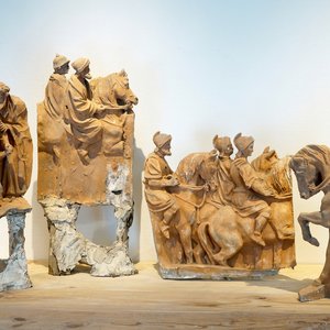 Een set van vier plaasteren figuren waaronder ruiters naar het retabel van Caux, 19/20e eeuw, Brugge — foto 1