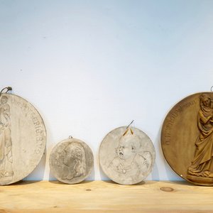 Een set van vier plaasteren medallions, twee maal Onze-Lieve-Vrouw van de Potterie, 19/20e eeuw, Burgge — foto 1